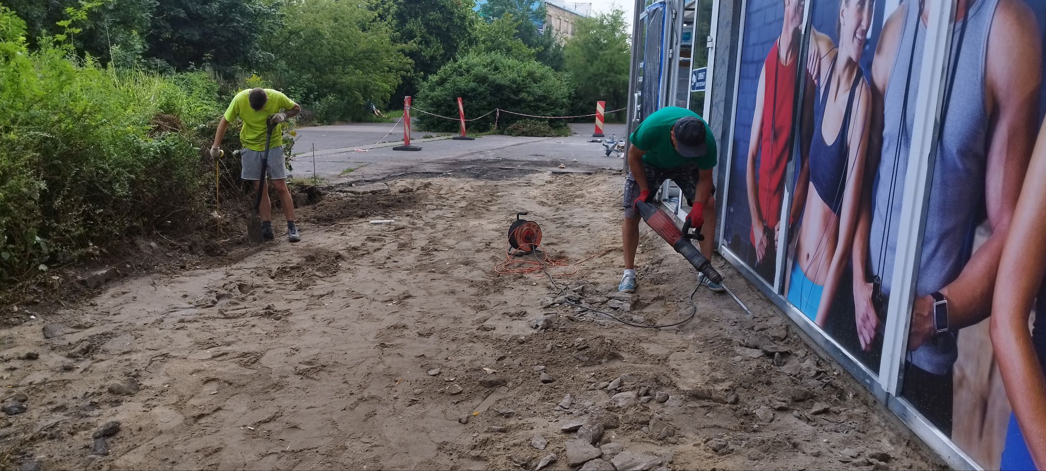 Wymiana starej nawierzchni asfaltowej na kostkę betonową.