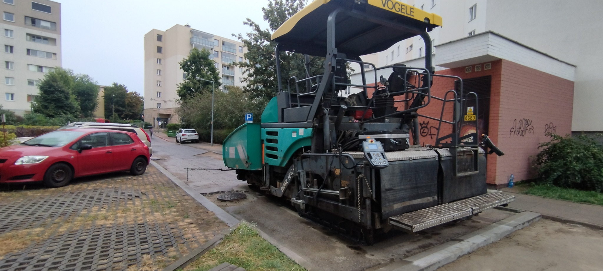 Układanie nawierzchni drogi wewnętrznej.