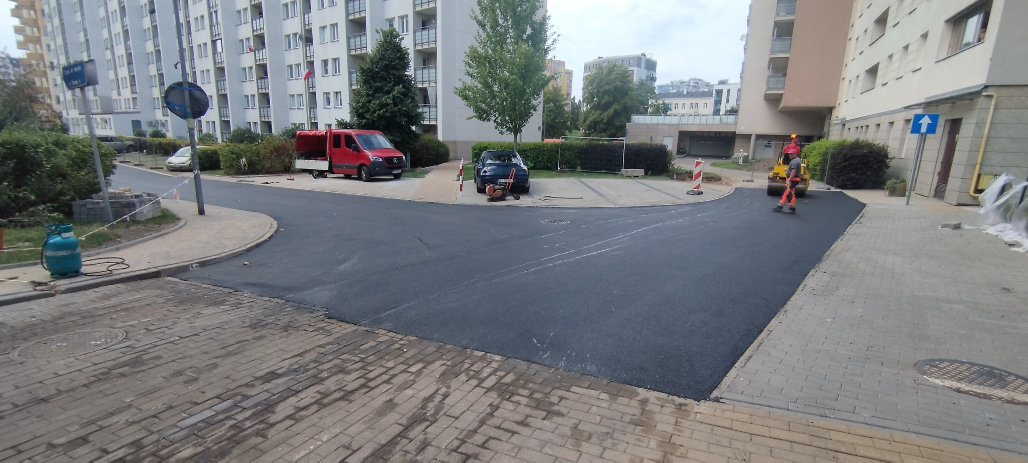 Ułożona nawierzchnia drogi wewnętrznej.