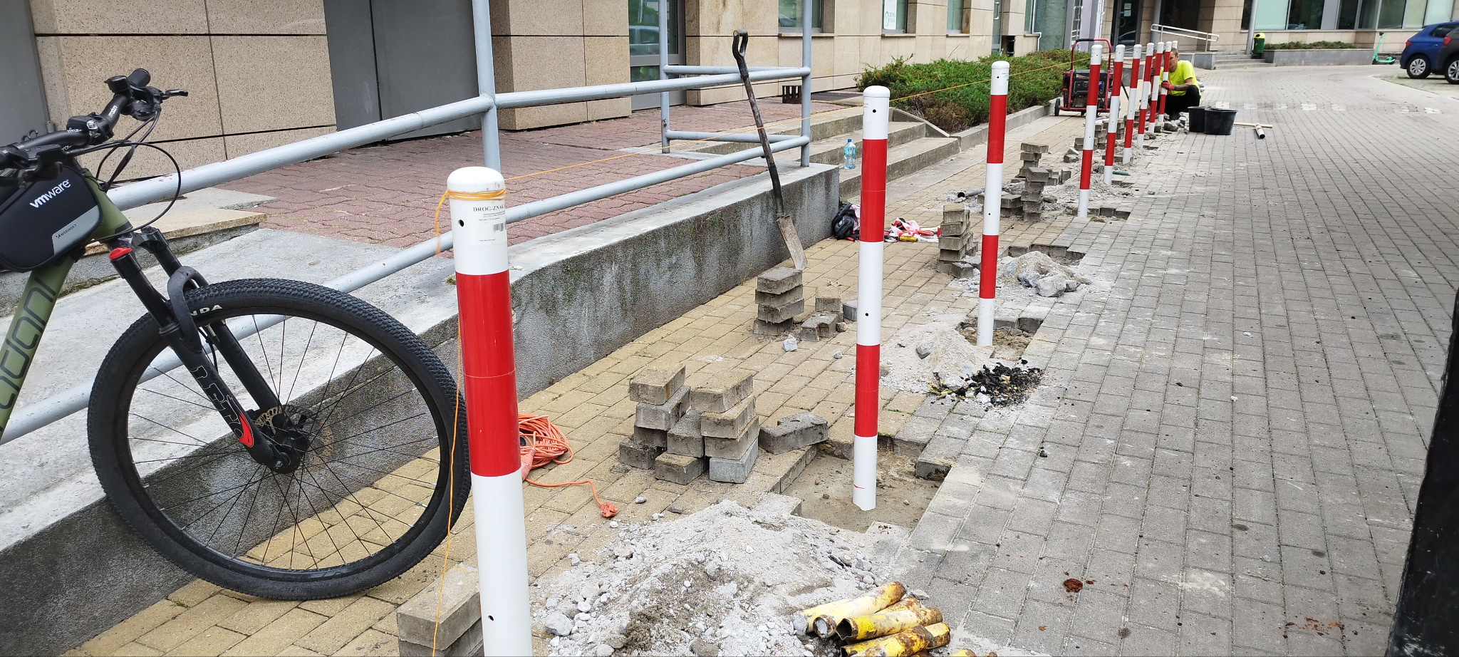 Montaż urządzeń bezpieczeństwa ruchu.