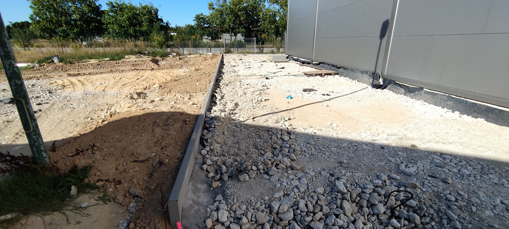 Zagospodarowanie terenu wokół obiektu przemysłowego - podbudowa z przekruszu betonowego.