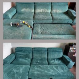 Tania Ewka- mobilne pranie dywanów, tapicerki meblowej i samochodowej, oraz skór - Zdjęcie 'przed i po' czyszczenia zielonej, welurowej sofy modułowej z wysuwanym siedziskiem. Widoczne narzędzie do prania tapicerki i efekt czyszczenia.