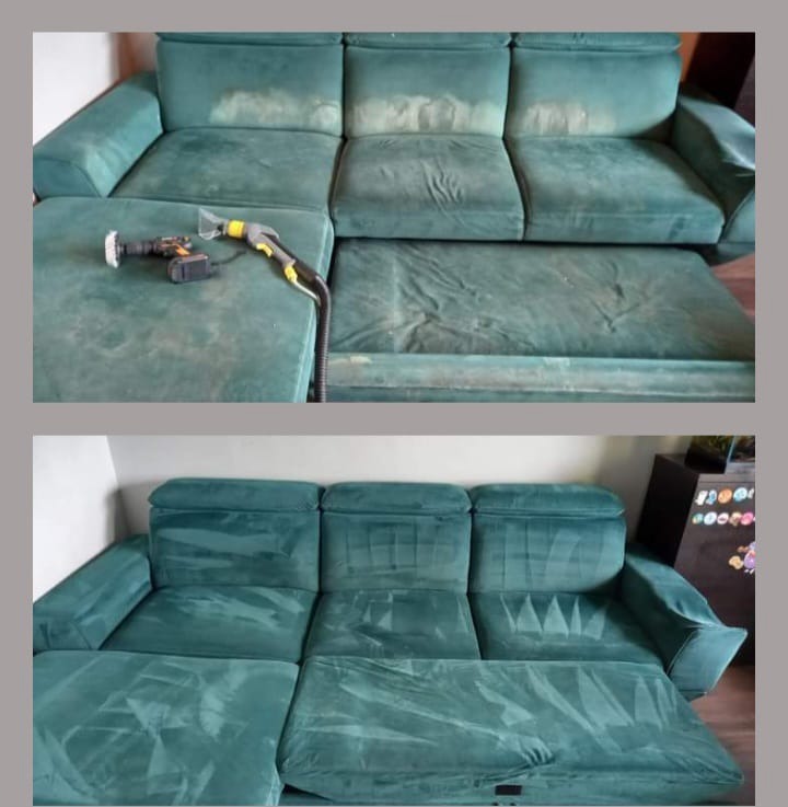 Zdjęcie 'przed i po' czyszczenia zielonej, welurowej sofy modułowej z wysuwanym siedziskiem. Widoczne narzędzie do prania tapicerki i efekt czyszczenia.