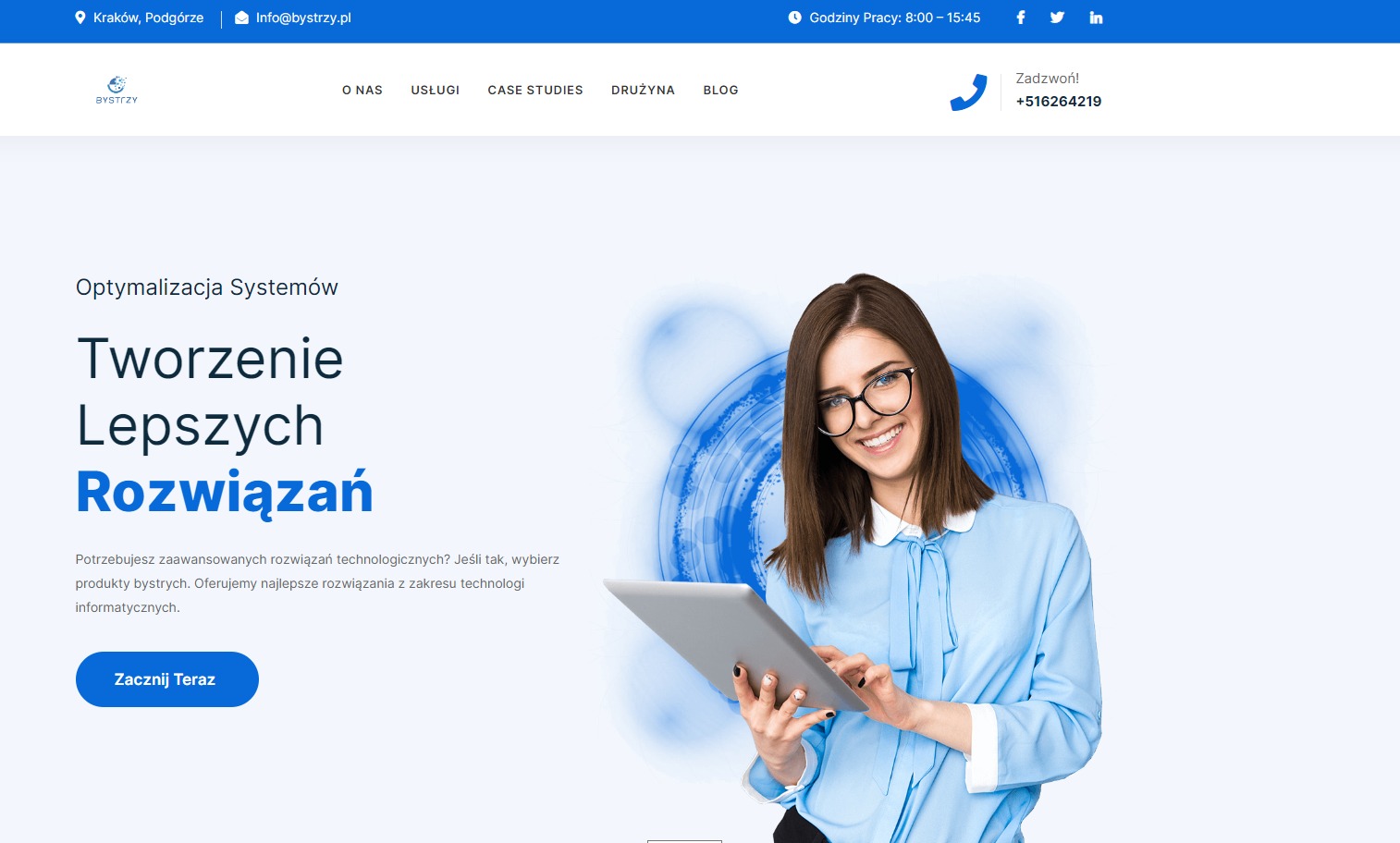 Uśmiechnięta kobieta w okularach trzyma tablet na tle strony internetowej bystrzy.pl z nagłówkiem 'Tworzenie Lepszych Rozwiązań'.