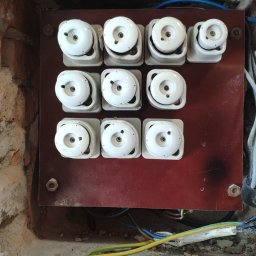 wymiana starych zabezpieczeń głównych w kamienicy