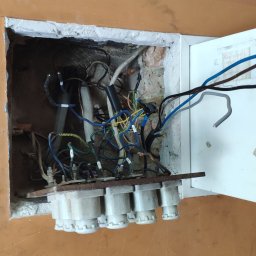 wymiana starych zabezpieczeń głównych w kamienicy