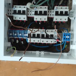 wymiana starych zabezpieczeń głównych w kamienicy