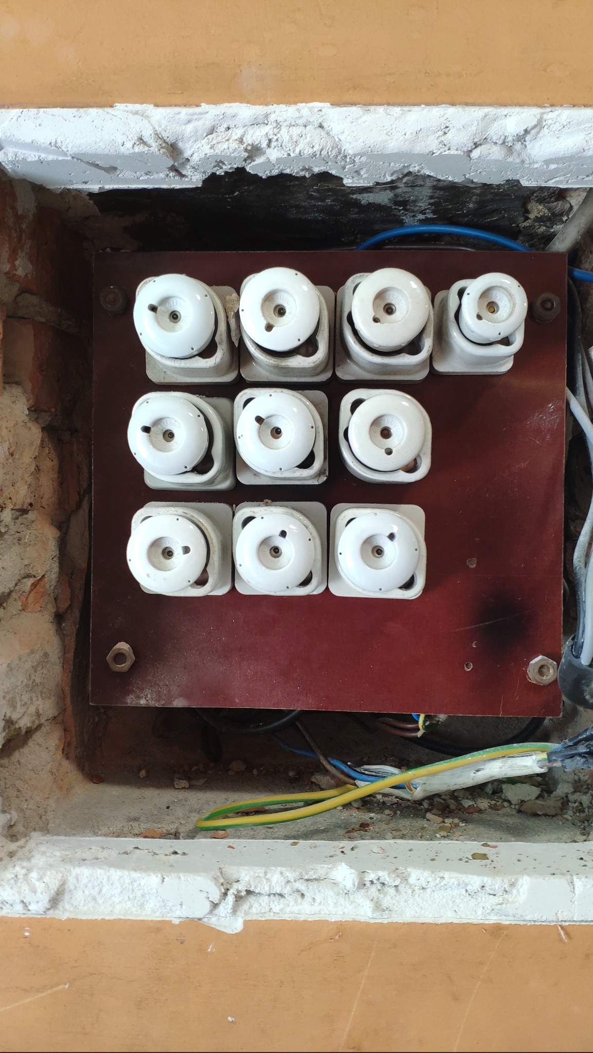 wymiana starych zabezpieczeń głównych w kamienicy