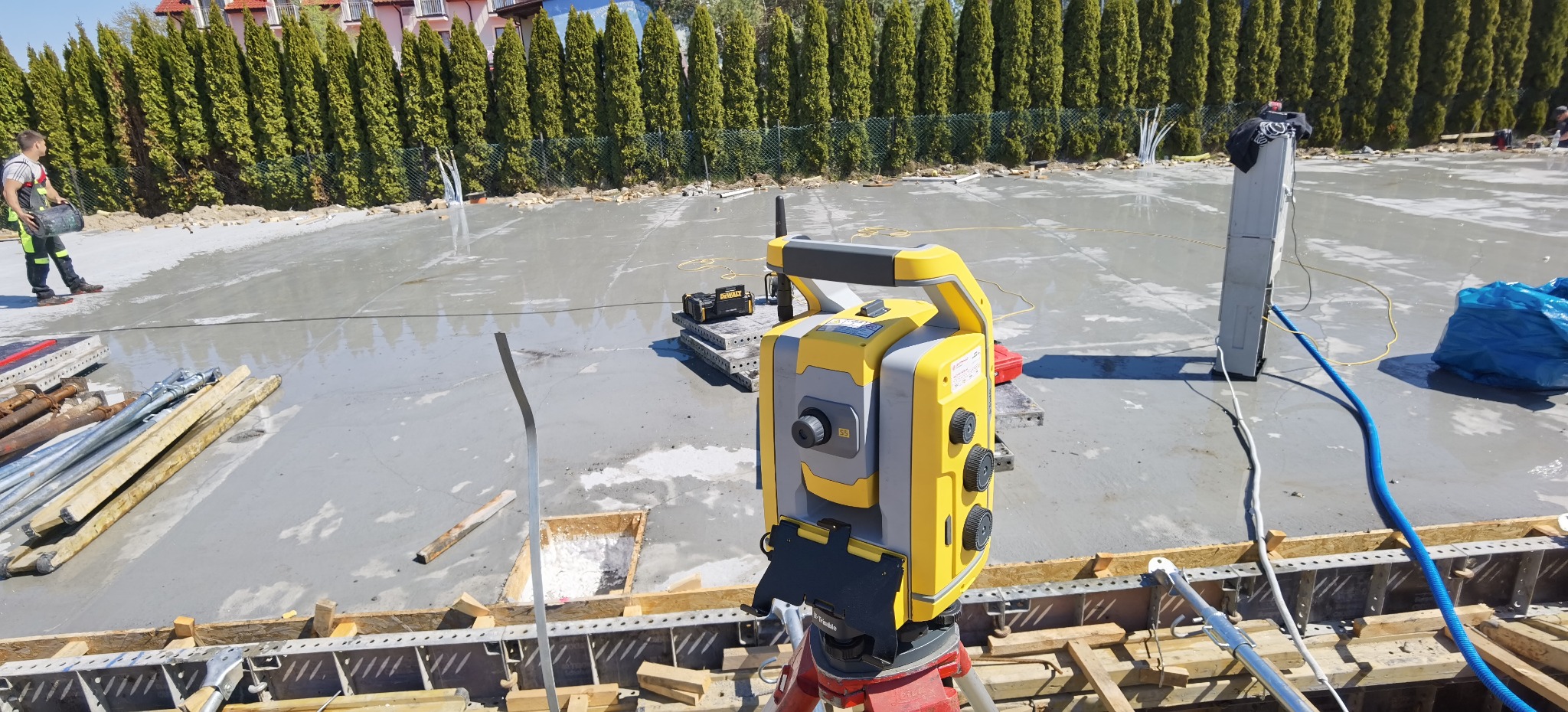 Tyczenie osi pod montaż słupów konstrukcyjnych marketu Polo Market, Dąbki, powiat sławieński