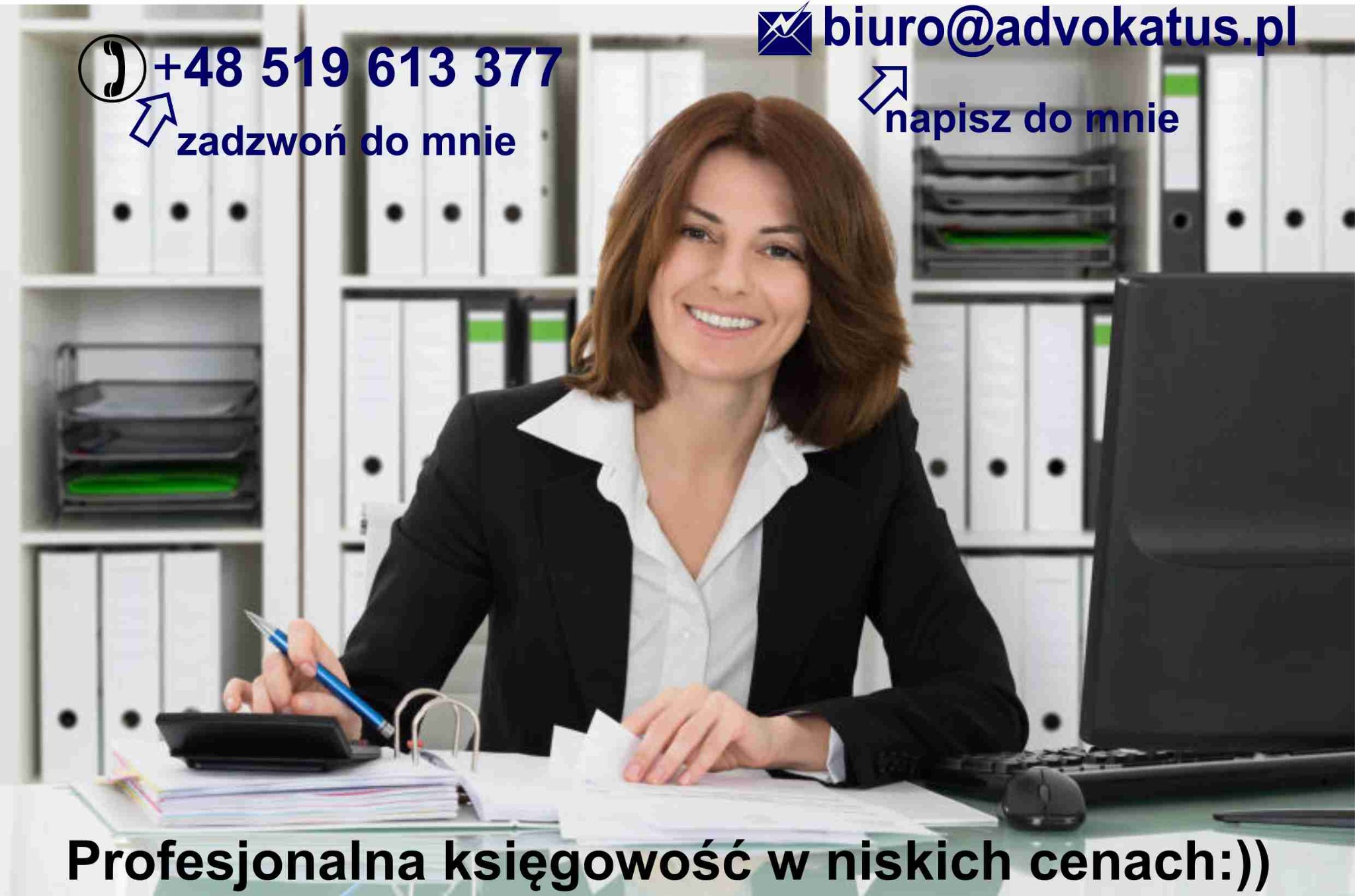 Uśmiechnięta kobieta w biurze, w czarnym żakiecie, pracuje przy biurku z kalkulatorem i dokumentami. W tle regał z segregatorami. Kontakt: telefon i email.