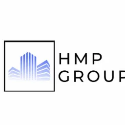 Logo firmy HMP Group z Bydgoszczy przedstawiające stylizowane budynki w kwadracie, obok nazwa firmy.