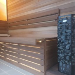 Sauna sucha wykonana przez naszą firmę. Uszyto najwyższej jakości materiałów, drewno na ścianach to Cedr kanadyjski termo. Ławki wykonane z Abachi termo. 