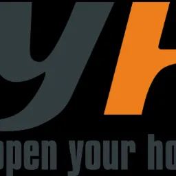 Logo firmy OYH.pl z hasłem 'open your home' na czarnym tle, litery w odcieniach szarości i pomarańczowym.