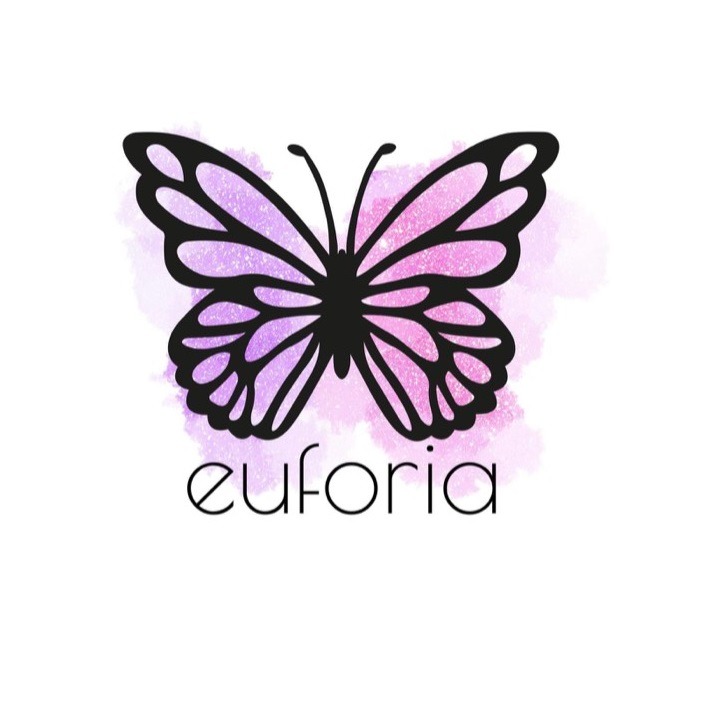 Logo firmy kosmetycznej 'euforia' z motywem czarnego motyla na tle fioletowo-różowej akwareli.