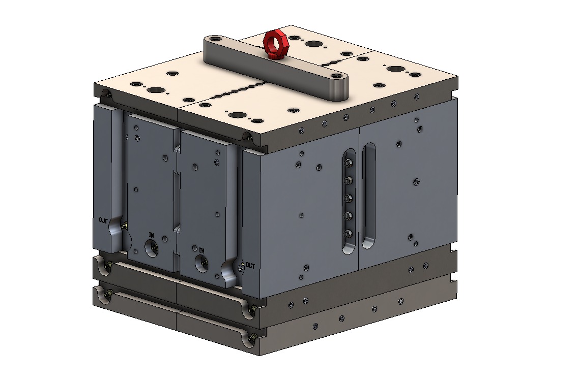 Model 3D formy wtryskowej z widocznymi otworami IN/OUT i czerwonym uchwytem transportowym na górze.