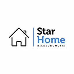 Logo firmy Star Home Nieruchomości z Krasnegostawu, przedstawiające stylizowany czarny obrys domu obok pionowej niebieskiej linii i nazwy firmy w kolorach czarnym i niebieskim.