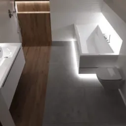 Nowoczesna łazienka w odcieniach bieli i szarości z drewnianymi akcentami, oświetleniem LED pod wanną i szafką umywalkową, oraz minimalistyczną toaletą wiszącą.