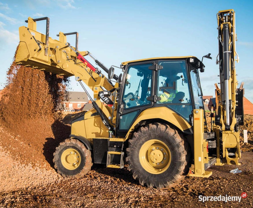Żółta koparko-ładowarka Caterpillar 424F2 wysypuje ziemię z łyżki na placu budowy, widoczny operator w kamizelce odblaskowej, w tle budynki mieszkalne.