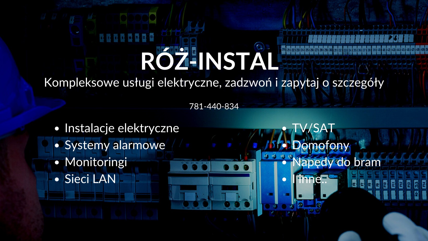 Tablica rozdzielcza z bezpiecznikami i przewodami, częściowo zasłonięta przez osobę w kasku i dłoń, logo firmy elektrycznej oraz wypisane usługi.
