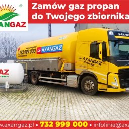 AXAN ENERGY Sp. z o. o. sp. k. - Żółta cysterna Axangaz z logo firmy i numerem telefonu na tle zbiornika. Dostawa propanu do zbiorników. Oferta firmy Axangaz.