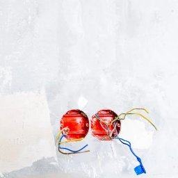 HR-MONT Service - Dwa czerwone, okrągłe puszki elektryczne zamontowane w szarej, surowej ścianie, z wystającymi przewodami w kolorach niebieskim, żółtym i brązowym.