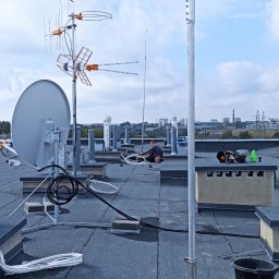Montaż infrastruktury elektrycznej na dachu budynku wielorodzinnego. Na zdjęciu Instalacje odgromowe i teletechniczne.
