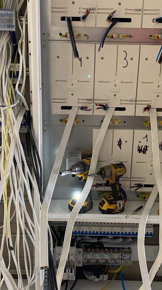 Budowa instalacji elektrycznej w bloku 35 mieszkań. Na zdjęciu montaż i podłączenie rozdzielnicy administracyjnej.