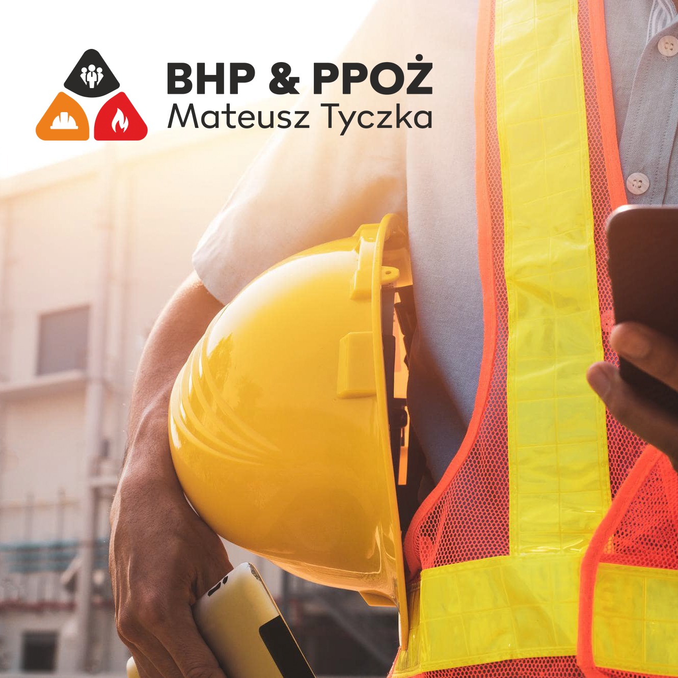 Osoba w pomarańczowej kamizelce odblaskowej trzyma żółty kask i smartfon na tle budynku w budowie. Widoczne logo firmy BHP i PPOŻ.