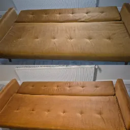 Zdjęcie 'przed i po' prania kanapy z brązowego weluru. Górna część kanapy jest wyraźnie zabrudzona, dolna - czysta. Widoczny grzejnik i fragment podłogi.