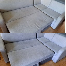 In Room Przemysław Woźniak - Szara rozkładana kanapa narożna: góra - zabrudzona, dół - po praniu, widoczne efekty czyszczenia tapicerki. Zdjęcie typu 'przed i po' prezentuje rezultat usługi.