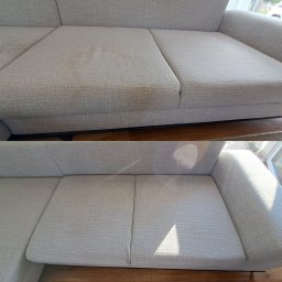 In Room Przemysław Woźniak - Zdjęcie 'przed i po' prania jasnej, tapicerowanej sofy. Na górze widoczne zabrudzenia, na dole czysta powierzchnia. Widoczna różnica po czyszczeniu.