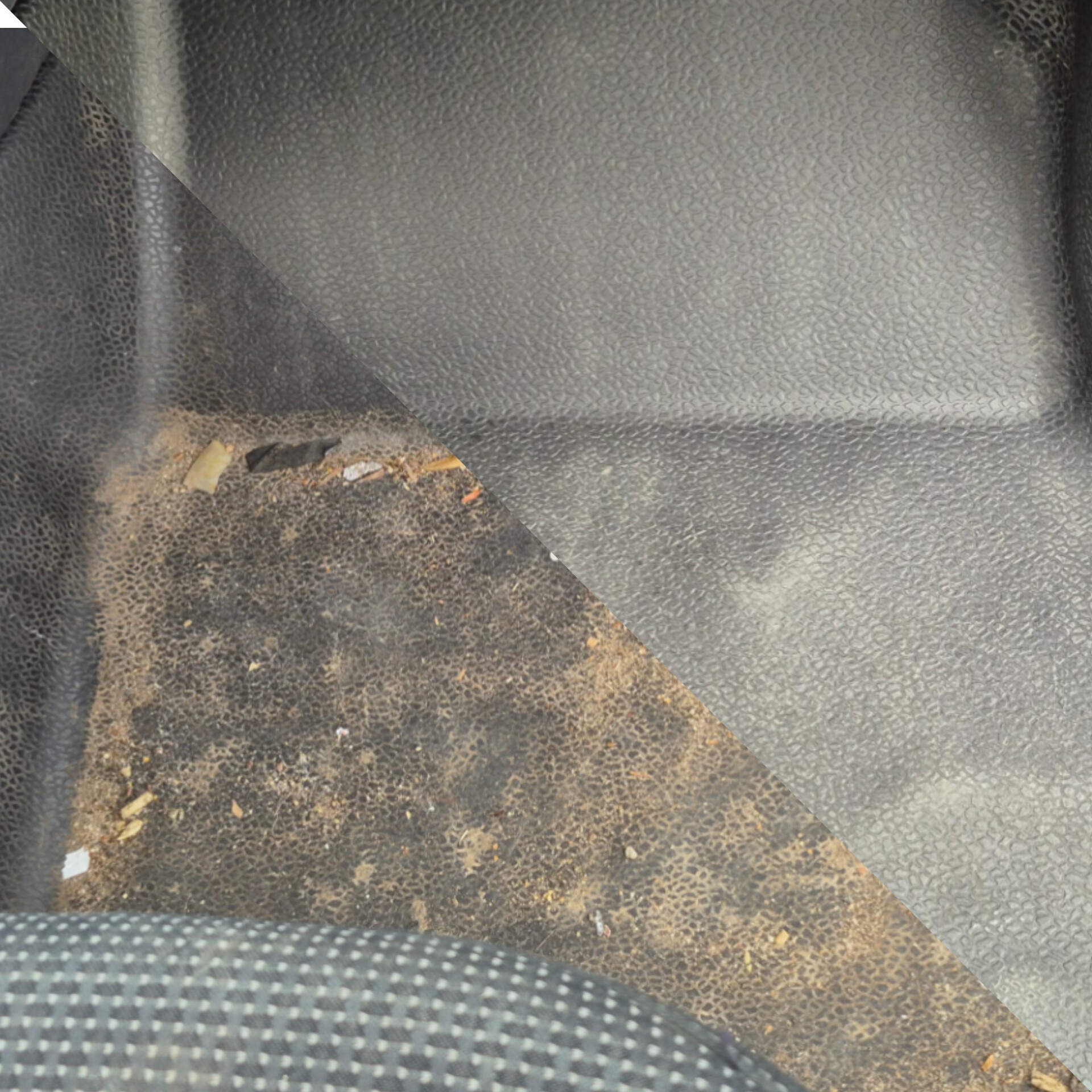 Fragment podłogi samochodu przed i po czyszczeniu, widoczne zabrudzenia i efekt odświeżenia struktury gumowej wykładziny. Kontrast czystości.