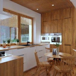 cubeai - projektowanie wnętrz - Jasna kuchnia z drewnianymi akcentami: fornir na suficie i szafkach, drewniany stół z krzesłami w stylu retro, okno z żaluzjami, rośliny doniczkowe i wiszące, zabudowane sprzęty AGD.