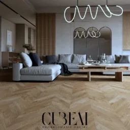 Jasny salon z parkietem ułożonym we wzór jodełki, narożna sofa z poduszkami, drewniany stolik kawowy z szklanymi naczyniami, dekoracyjne oświetlenie neonowe i lustra w kształcie łuków.