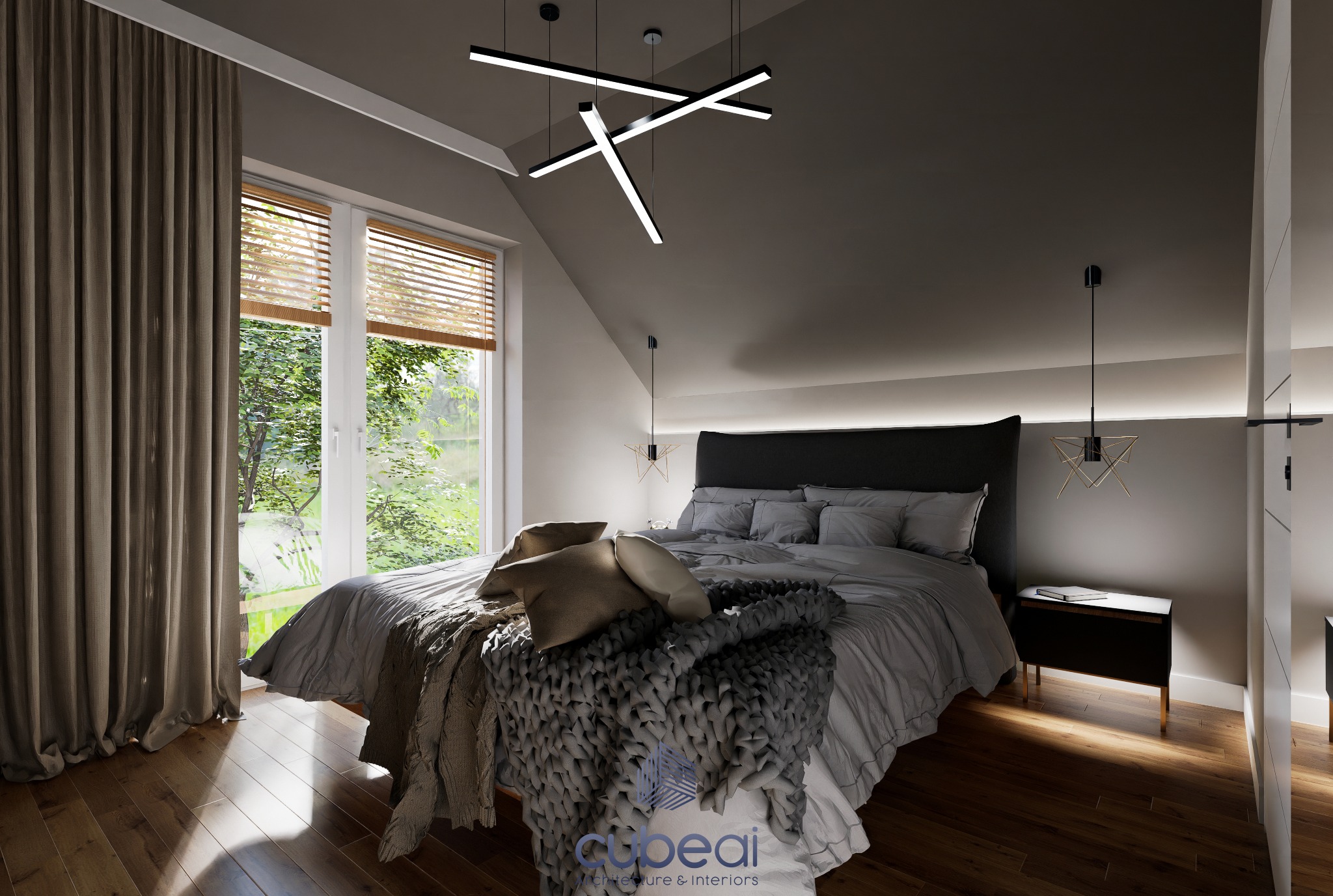 Nowoczesna sypialnia na poddaszu z drewnianą podłogą, szarym łóżkiem i geometryczną lampą sufitową, widok na zieleń za oknem z żaluzjami.