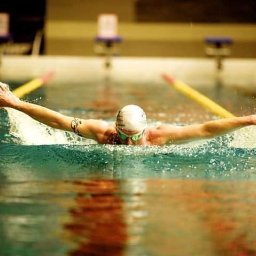 Moja ciągła praktyka trenowania pływania  pomaga osobom chętnym uczyć  się pływać poznać nowe i skuteczne sposoby treningu 