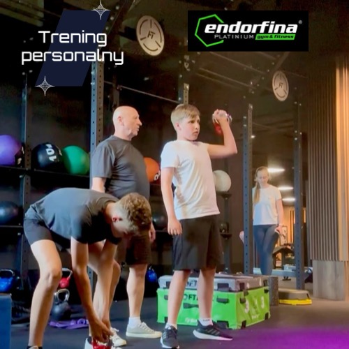 Chłopiec podnosi kettlebell pod okiem dwóch mężczyzn w siłowni Endorfina Platinum Gym & Fitness.