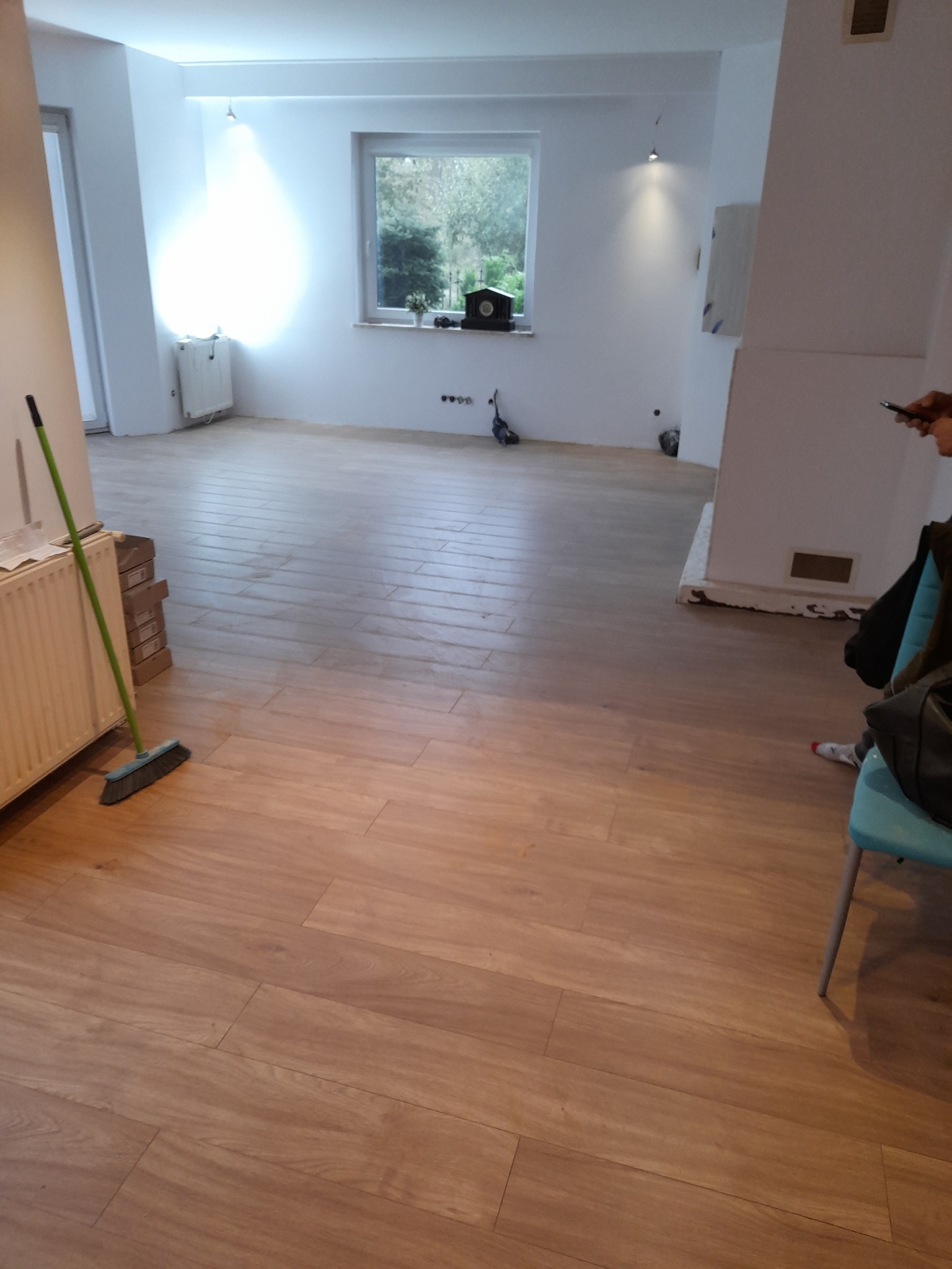 panele laminowane w salonie domu jednorodzinnego odświeżanego przed sprzedażą