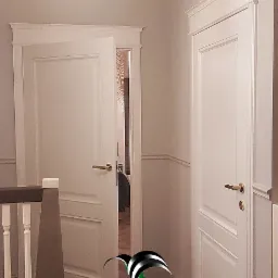 Korytarz z dwiema białymi skrzydłami o klasycznym designie, jedna otwarta, widoczna z perspektywy schodów, podłoga z parkietem ułożonym w jodełkę, oświetlenie w postaci okrągłej lampy wiszącej.