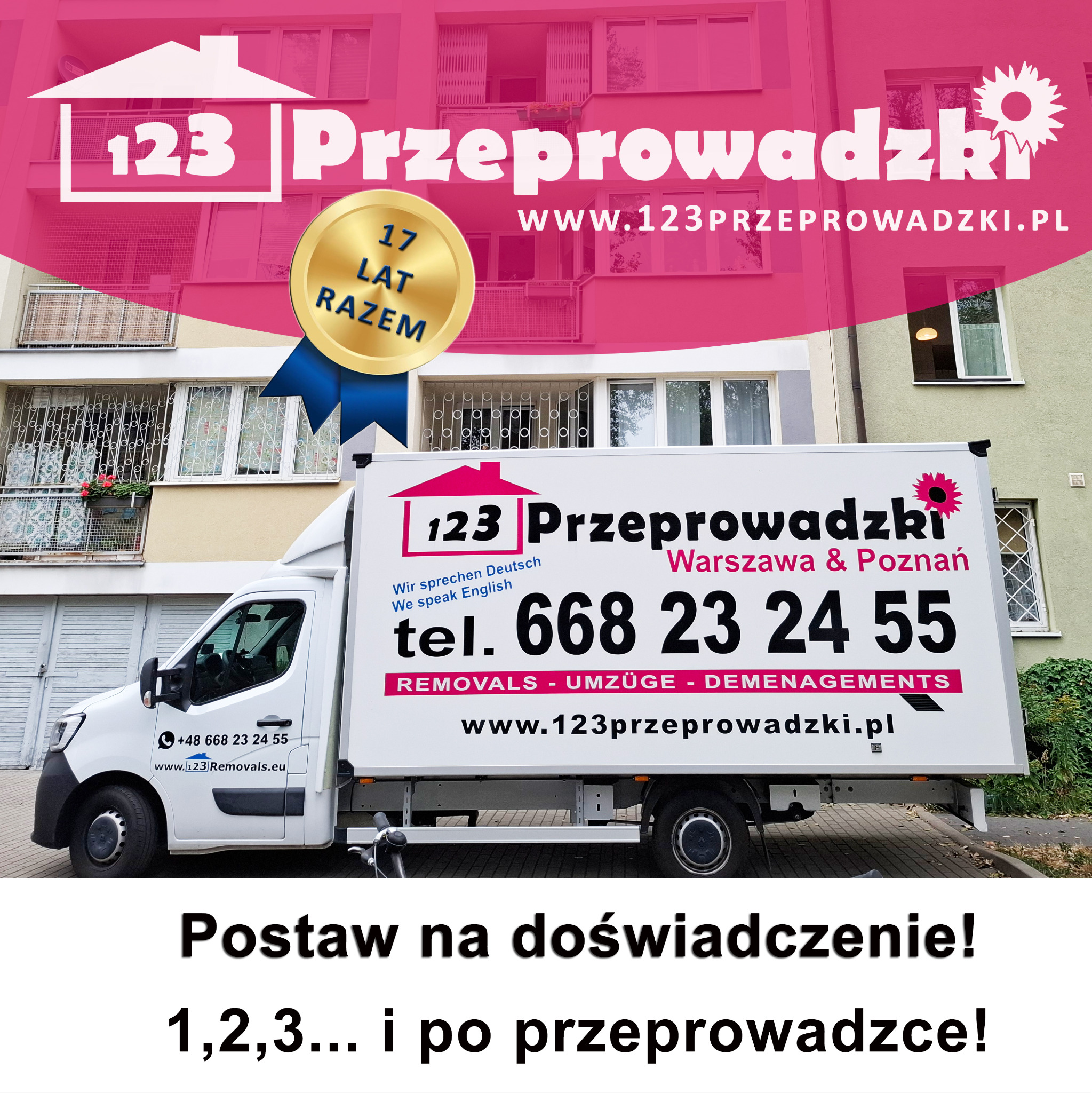 Samochód dostawczy firmy przeprowadzkowej z logo i danymi kontaktowymi na tle budynku mieszkalnego. Reklama firmy z 17-letnim doświadczeniem.