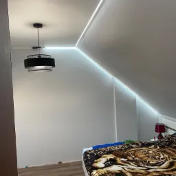 Prace wykonane na zdjęciu; Montaż led, malowanie oraz szpachlowanie ścian, ułożenie paneli, montaż szafek przy łóżku