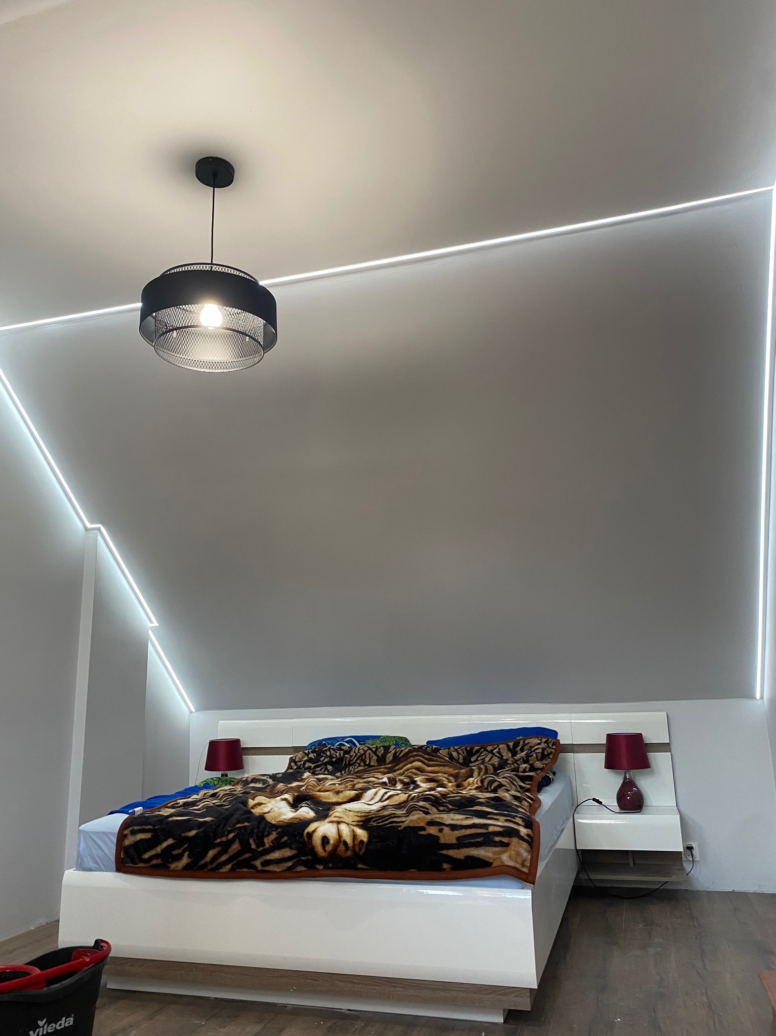 Prace wykonane na zdjęciu; Montaż led, malowanie oraz szpachlowanie ścian, ułożenie paneli, montaż szafek przy łóżku.