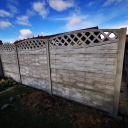 Ogrodzenie betonowe drewnopochodne z ażurem 