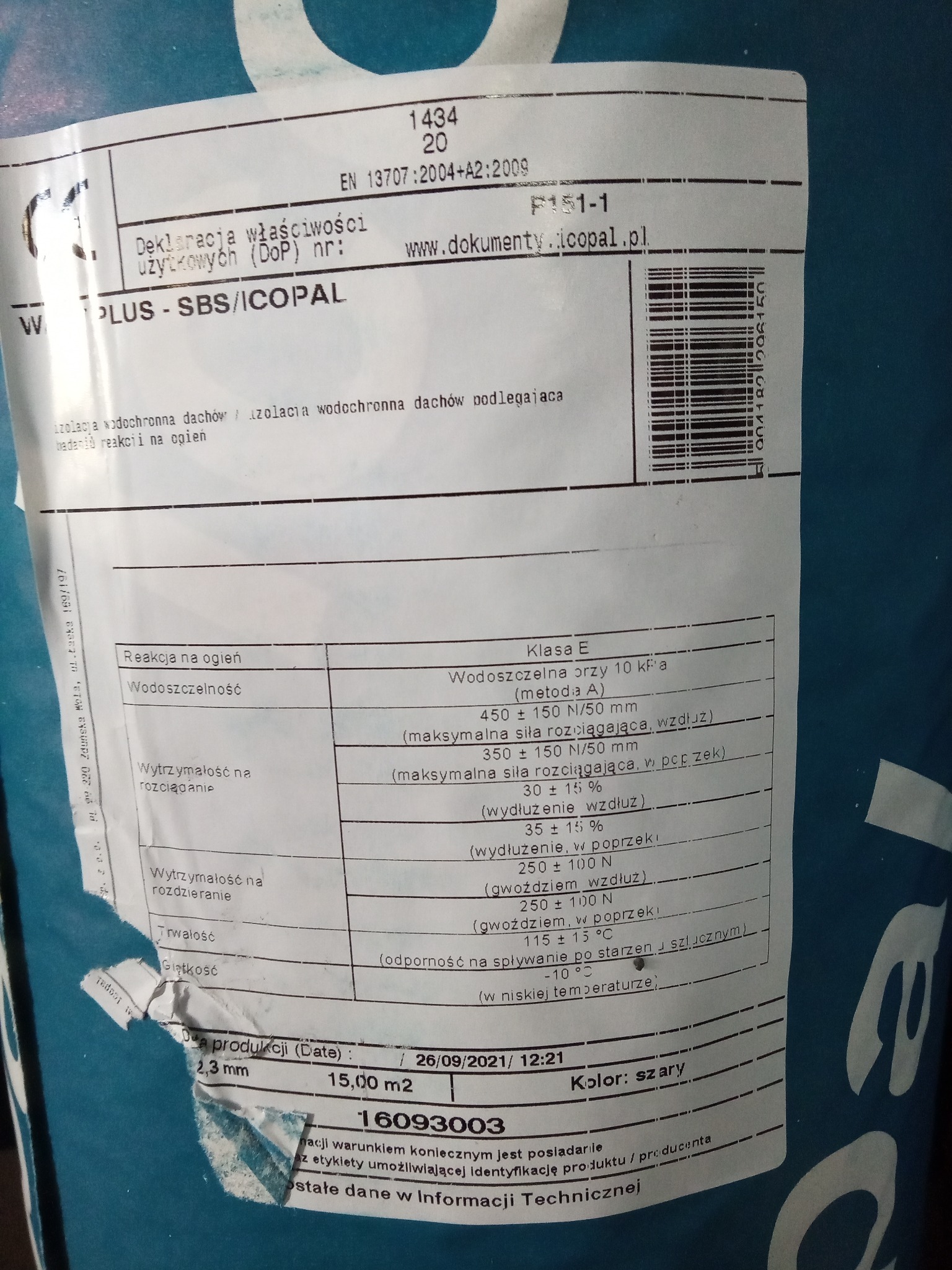 Etykieta z deklaracją właściwości użytkowych izolacji wodochronnej dachów Icopal, zawierająca dane techniczne, takie jak reakcja na ogień, wodoszczelność i wytrzymałość na rozciąganie, z datą...