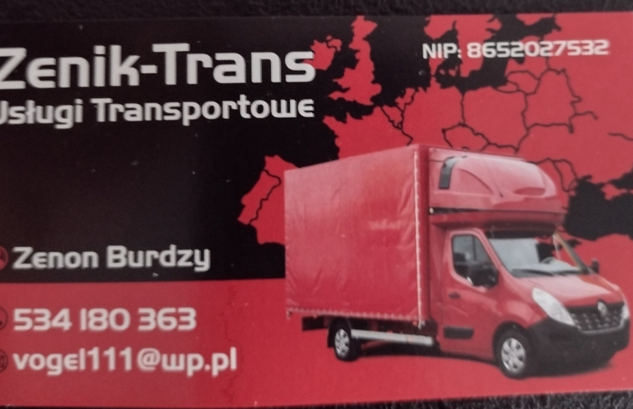 Czerwona wizytówka firmy transportowej Zenik-Trans z ilustracją czerwonego busa na tle mapy Europy.