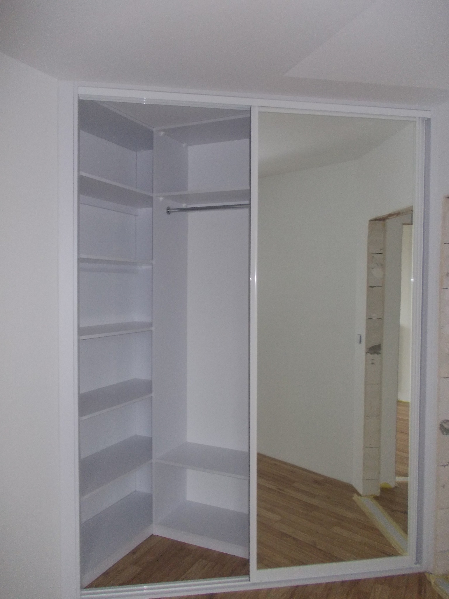 Szafa wnękowa narożna