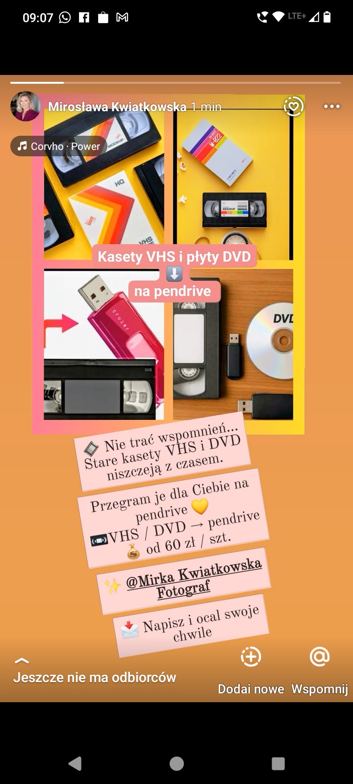 Kasety VHS, płyty DVD i pendrive na żółtym tle. Usługa przegrywania kaset VHS i DVD na pendrive. Reklama fotografa Mirki Kwiatkowskiej.