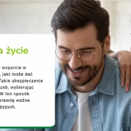 Uśmiechnięta para przegląda ofertę ubezpieczenia na życie wyświetlaną na ekranie komputera, kobieta opiera głowę na ramieniu mężczyzny.