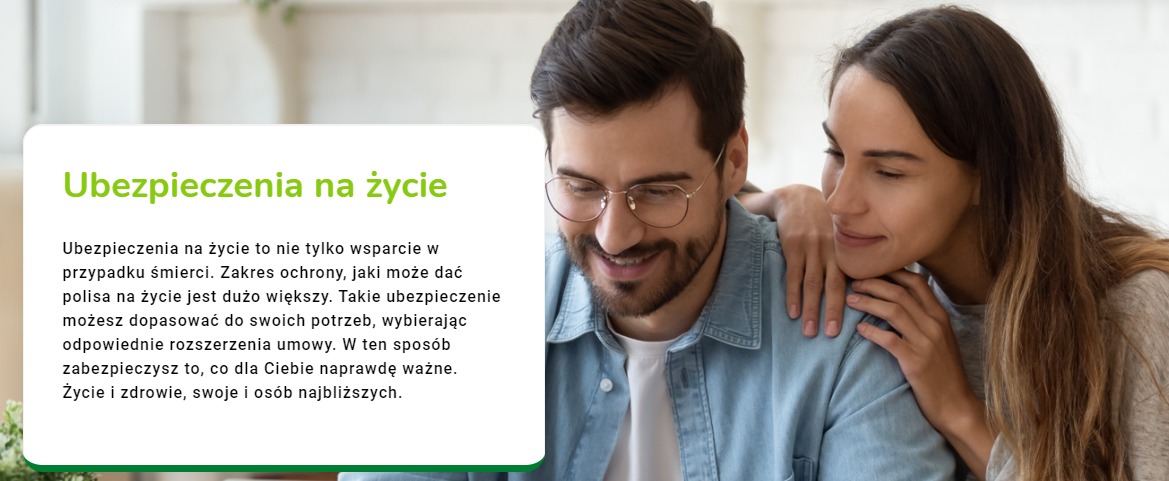 Uśmiechnięta para przegląda ofertę ubezpieczenia na życie wyświetlaną na ekranie komputera, kobieta opiera głowę na ramieniu mężczyzny.