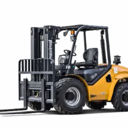 Żółty wózek widłowy spalinowy Maximal M.35 4WD z oponami terenowymi, prezentowany na białym tle w studio.